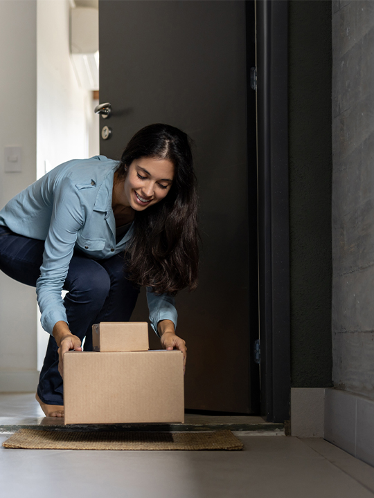 Paack Portrait 3 woman picking up parcels