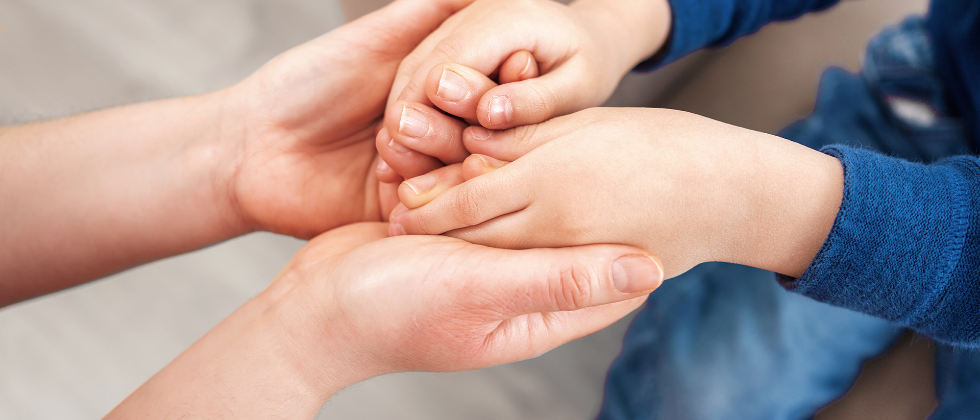 Spread a smile Header 6 Holding hands