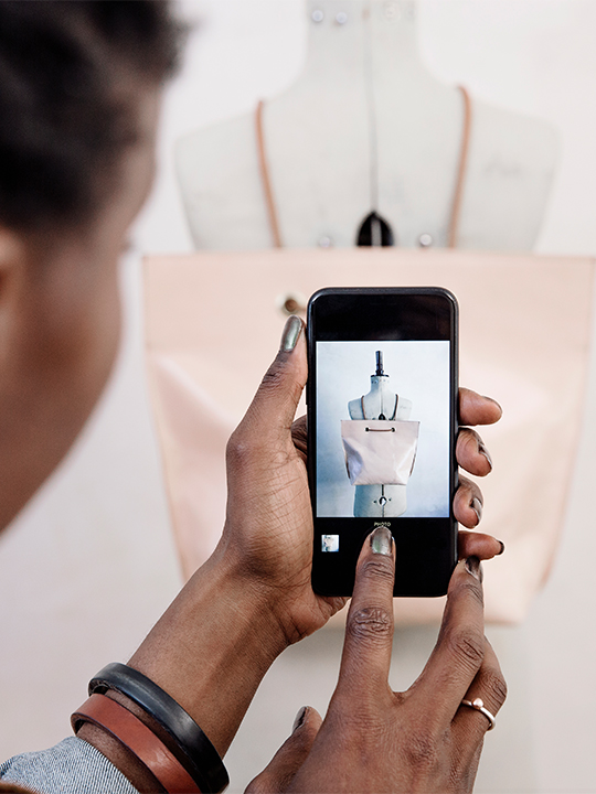 Productsup Portrait 1 woman taking photo of bag